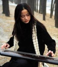 郑州市古琴演奏家（巫娜）的演奏特点与风格
